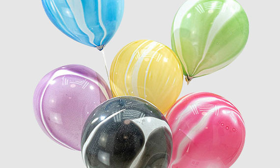 Co sprawia, że ​​balon eksploduje, gdy napotyka kwas cytrynowy?