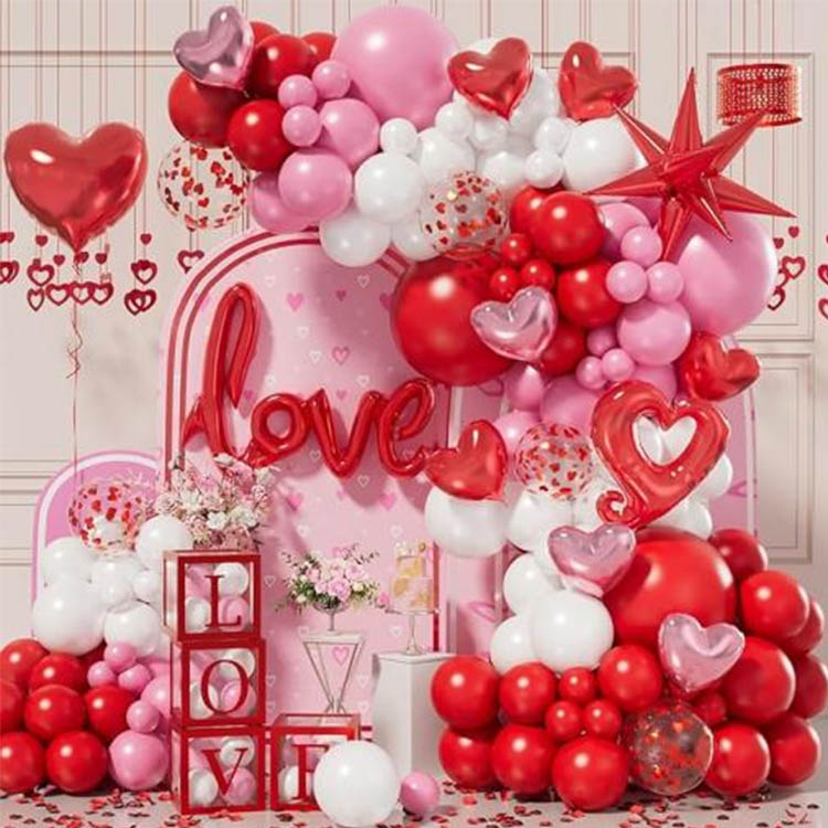 Balony z czerwonego serca folii