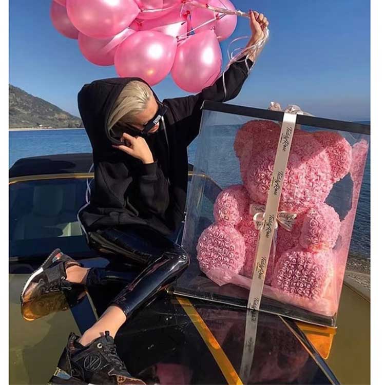 Miś z kwiatem róży