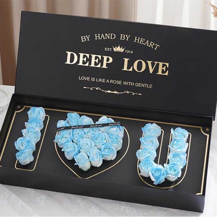 Pudełko na kwiaty z mydlanymi główkami róż